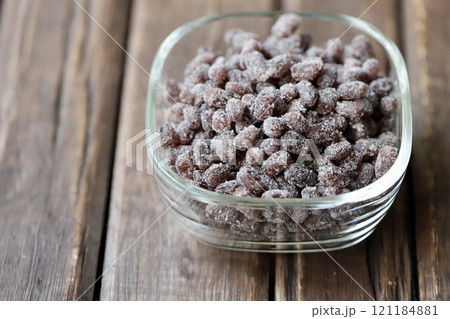 ガラス容器に入れた北海道産小豆の甘納豆 和菓子 ガラス容器に入れた北海道産小豆の甘納豆 和菓子 121184881