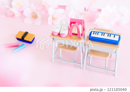 小学校入学や卒業のイメージ写真 ランドセル 桜のピンク背景 小学校入学や卒業のイメージ写真 ランドセル 桜のピンク背景 121185040