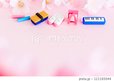 小学校入学や卒業のイメージ写真 ランドセル 桜のピンク背景 小学校入学や卒業のイメージ写真 ランドセル 桜のピンク背景 121185044