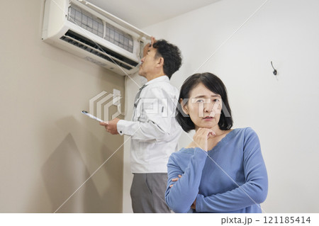 エアコンの故障に悩む女性 121185414