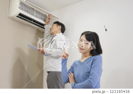 エアコンの故障に悩む女性 121185416