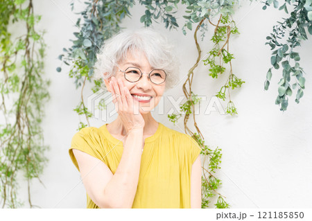 黄色いワンピースを着ているシニア女性 黄色いワンピースを着ているシニア女性 121185850
