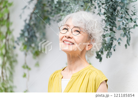 黄色いワンピースを着ているシニア女性 黄色いワンピースを着ているシニア女性 121185854