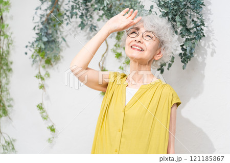 黄色いワンピースを着ているシニア女性 黄色いワンピースを着ているシニア女性 121185867