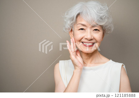 ノースリーブを着たシニア女性　ビューティーイメージ 121185888