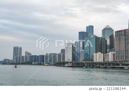 高層の住宅が連なった香港島のウォーターフロント 121186144