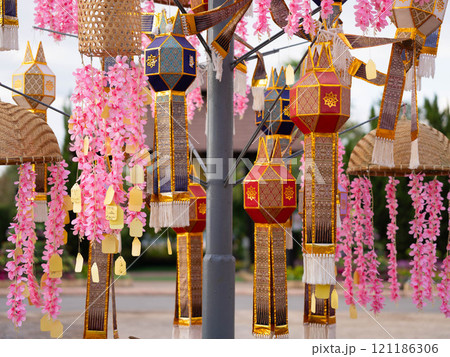 Lanna lantern (Yi Peng lantern) is a colorful traditional Thai lantern, handmade in the northern style, hanging on a rope for decoration. 121186306
