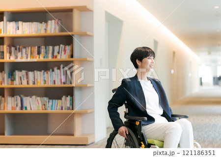 スーツ姿の女性車椅子ユーザー 121186351