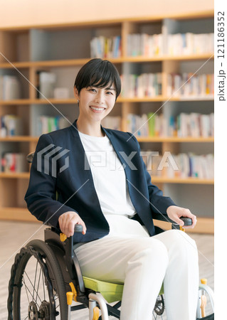 スーツ姿の女性車椅子ユーザー 121186352