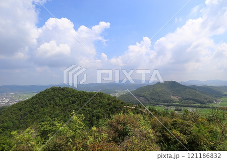 高台の展望台から眺める田畑と山 高台の展望台から眺める田畑と山 121186832