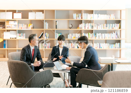 打ち合わせをするビジネスパーソン 121186859