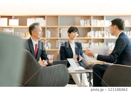 打ち合わせをするビジネスパーソン 121186862