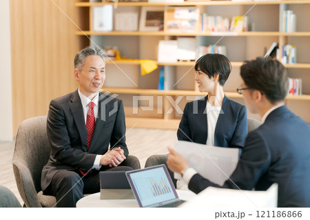 打ち合わせをするビジネスパーソン 121186866