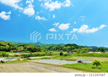 山口県　青空の田舎風景 121187487