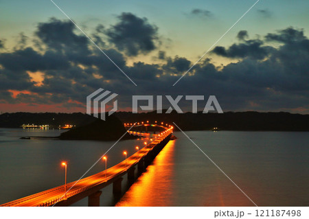 山口県　夜の角島大橋 121187498