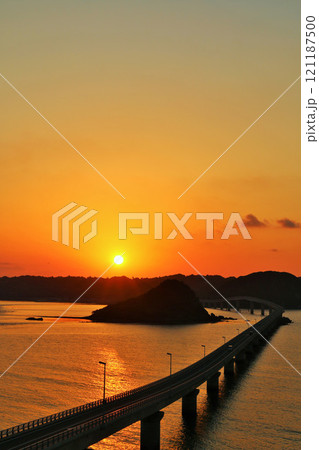 山口県　夕暮れの角島大橋 121187500
