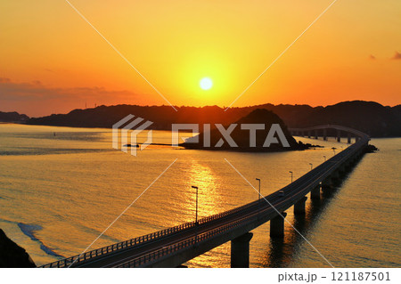 山口県　夕暮れの角島大橋 121187501