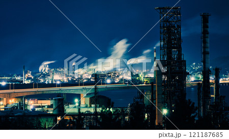 工場地帯の夜景と煙の流れる室蘭の風景 121187685