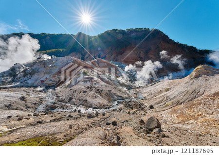 太陽の光が降り注ぐ登別地獄谷の美しい自然景観 太陽の光が降り注ぐ登別地獄谷の美しい自然景観 121187695
