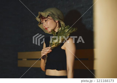 サウナでヴィヒタを使う女性 撮影協力・白玉の湯 泉慶 サウナでヴィヒタを使う女性 撮影協力・白玉の湯 泉慶 121188173
