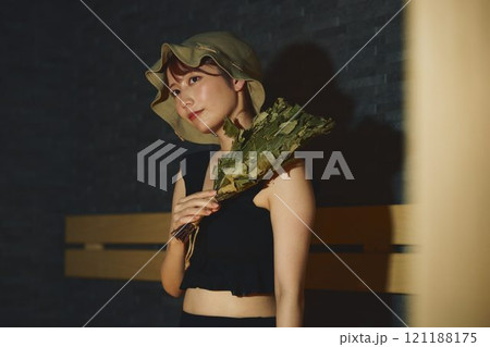 サウナでヴィヒタを使う女性　撮影協力・白玉の湯 泉慶 121188175