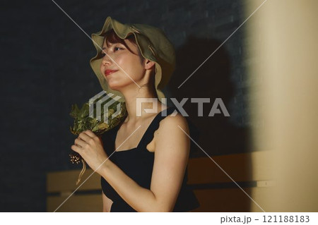 サウナでヴィヒタを使う女性 撮影協力・白玉の湯 泉慶 サウナでヴィヒタを使う女性 撮影協力・白玉の湯 泉慶 121188183