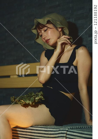 サウナでヴィヒタを使う女性 撮影協力・白玉の湯 泉慶 サウナでヴィヒタを使う女性 撮影協力・白玉の湯 泉慶 121188192