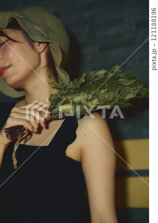 サウナでヴィヒタを使う女性　撮影協力・白玉の湯 泉慶 121188196