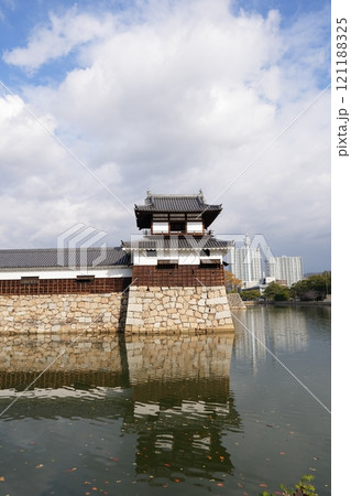 広島城の外堀 曇り空 広島城の外堀 曇り空 121188325