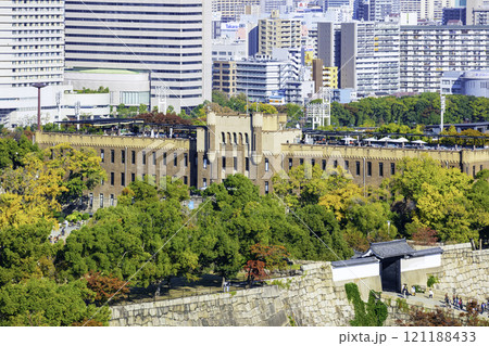 秋の色に染まり始める木々に囲まれたミライザ大阪城(大阪府大阪市) 秋の色に染まり始める木々に囲まれたミライザ大阪城(大阪府大阪市) 121188433