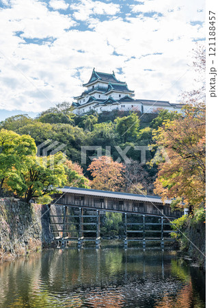 和歌山県和歌山市　紅葉の季節　快晴の和歌山城天守と御橋廊下 121188457