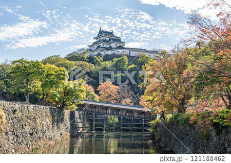和歌山県和歌山市 紅葉の季節 快晴の和歌山城天守と御橋廊下 和歌山県和歌山市 紅葉の季節 快晴の和歌山城天守と御橋廊下 121188462