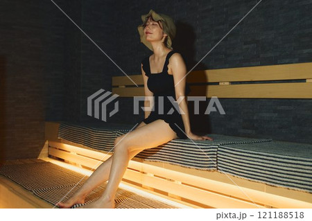 サウナをする女性 撮影協力・白玉の湯 泉慶 サウナをする女性 撮影協力・白玉の湯 泉慶 121188518