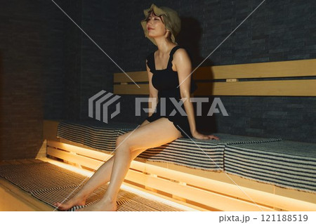 サウナをする女性　撮影協力・白玉の湯 泉慶 121188519