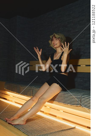 サウナをする女性　撮影協力・白玉の湯 泉慶 121188522
