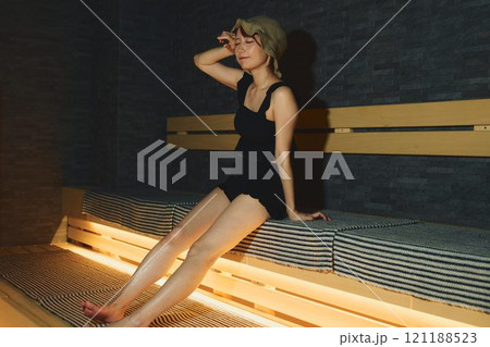 サウナをする女性　撮影協力・白玉の湯 泉慶 121188523