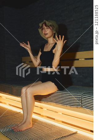 サウナをする女性　撮影協力・白玉の湯 泉慶 121188525