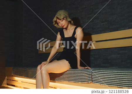 サウナをする女性　撮影協力・白玉の湯 泉慶 121188526