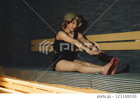 サウナでストレッチをする女性 撮影協力・白玉の湯 泉慶 サウナでストレッチをする女性 撮影協力・白玉の湯 泉慶 121188530