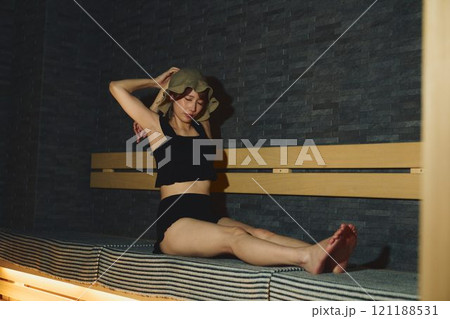 サウナでストレッチをする女性　撮影協力・白玉の湯 泉慶 121188531