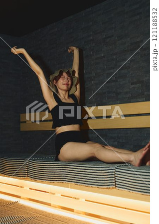 サウナでストレッチをする女性　撮影協力・白玉の湯 泉慶 121188532