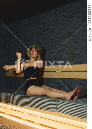 サウナでストレッチをする女性 撮影協力・白玉の湯 泉慶 サウナでストレッチをする女性 撮影協力・白玉の湯 泉慶 121188533
