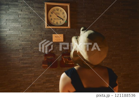 サウナで時計をみる女性　撮影協力・白玉の湯 泉慶 121188536