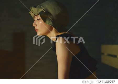 サウナをする女性　撮影協力・白玉の湯 泉慶 121188547