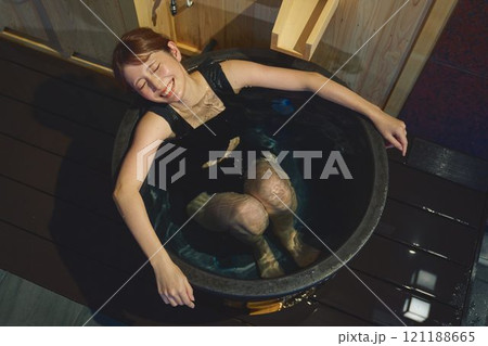 水風呂に浸かる女性　撮影協力・白玉の湯 泉慶 121188665