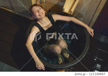 水風呂に浸かる女性 撮影協力・白玉の湯 泉慶 水風呂に浸かる女性 撮影協力・白玉の湯 泉慶 121188667