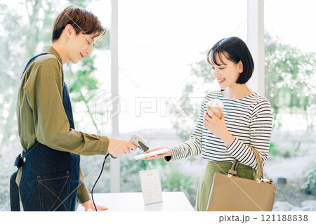 スマホ決済をする若い女性 121188838