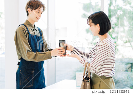 タンブラーでコーヒーをテイクアウトする女性 121188841
