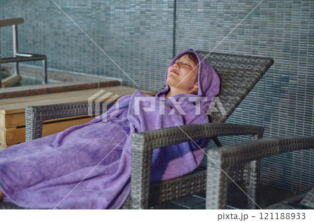 外気浴をする女性　撮影協力・白玉の湯 泉慶 121188933