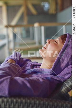 外気浴をする女性　撮影協力・白玉の湯 泉慶 121188938